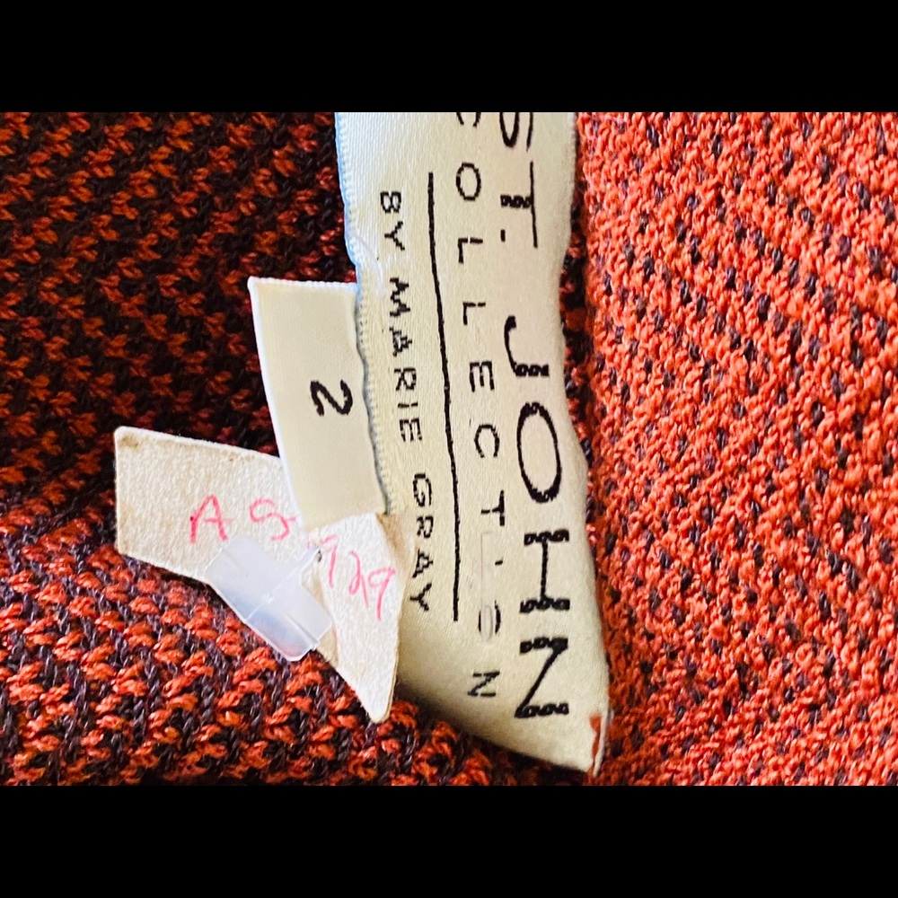 St John Skirt Suit With Beautiful Fur Collar Cuff - Picture 4 of 5